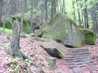 Большие камни в скалах (близ города Брумов)